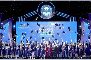 Thủ khoa, á khoa nhận thư mời tuyển dụng tại lễ tốt nghiệp