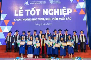 'Choáng' với thành tích của 6 nữ sinh Bách Khoa đạt huy chương vàng tại lễ tốt nghiệp