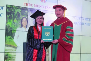 Hiệu trưởng nhắn gửi một chữ “tâm” đến tân bác sĩ, cử nhân ngày tốt nghiệp