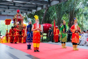 Lễ giỗ Tổ ‘đặc biệt’ tại ngôi trường mang tên quốc hiệu đầu tiên của Việt Nam