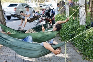 Phụ huynh mắc võng nằm nghỉ chờ con thi đánh giá năng lực