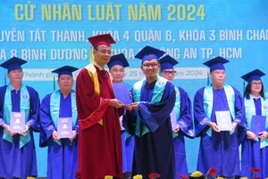 Trường ĐH Luật TP.HCM trao bằng cử nhân cho 263 học viên hệ vừa học vừa làm
