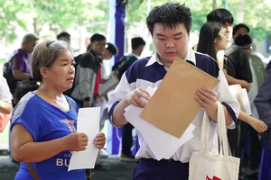 Giúp sinh viên vượt qua ’bão’ tăng học phí