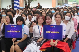 Trường ĐH ở TP.HCM hoãn lễ khai giảng, không nhận hoa chúc mừng