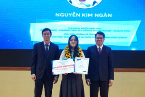 Các tân sinh viên xuất sắc Trường ĐH Quốc tế nhận học bổng gần 6 tỉ đồng