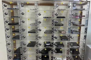 Trường học ở TP.HCM trang bị tủ kính giúp học sinh 'nói không với điện thoại'