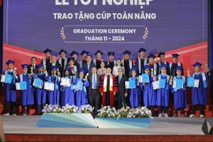 11 sinh viên Trường ĐH Bách khoa đạt Cúp toàn năng tại lễ tốt nghiệp 