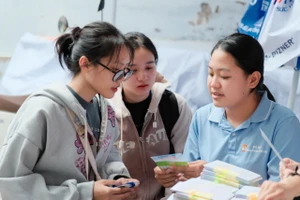 Sinh viên khó khăn được tặng vé xe về quê, hỗ trợ việc làm ngày Tết