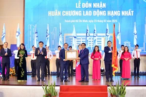 ĐH Quốc gia TP.HCM đón nhận Huân chương lao động hạng Nhất