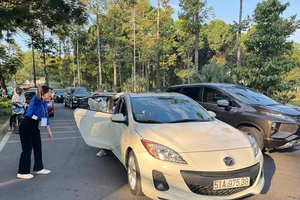 Ô tô nườm nượp nối hàng dài đưa thí sinh đi thi đánh giá năng lực ở TP.HCM