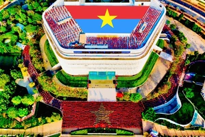 Ấn tượng màn chào cờ và hợp ca của hơn 5.000 sinh viên TP.HCM