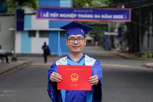 'Choáng' với thành tích của sinh viên duy nhất nhận huy chương vàng ở lễ tốt nghiệp