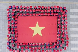 Lễ chào cờ nhuộm sắc cờ đỏ sao vàng tại nhiều trường học ở TP.HCM