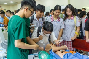 Mức học phí và thông tin tuyển sinh 3 trường y dược lớn nhất TP.HCM năm 2025