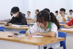 Thí sinh bức xúc vì bị chậm giờ làm bài thi đánh giá năng lực đến 30 phút?