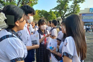 Mang máy tính bỏ túi vào giờ thi Văn, nhiều thí sinh tất bật chạy đi cất