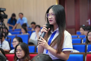 Tân sinh viên nhận ‘hành trang 4 chữ’ từ hiệu trưởng trong ngày khai giảng