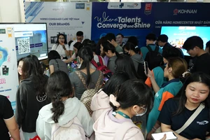 Sinh viên, người lao động ở TP.HCM xếp hàng 'săn' việc làm tại hơn 30 doanh nghiệp