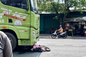 Tai nạn giữa xe container và xe máy, 1 nữ sinh viên tử vong 