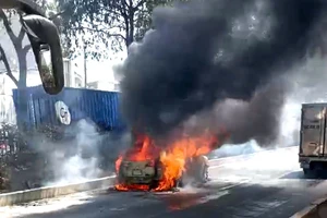 TP.HCM: Ô tô bốc cháy ngùn ngụt khi đang lưu thông trên đường