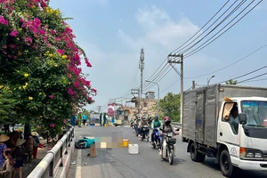 Tài xế xe ôm tử vong sau va chạm với xe container ở Thủ Đức