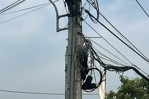1 người bị điện giật, mắc kẹt trên cột điện khi kéo cáp viễn thông