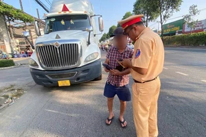 CSGT kiểm tra camera hành trình trên ô tô, phát hiện nhiều vi phạm