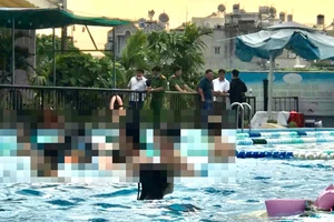 Người đàn ông 65 tuổi đang tắm thì chết đuối trong hồ bơi ở quận 12