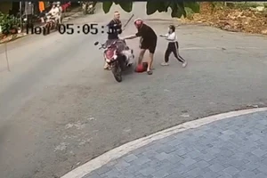 Tài xế ô tô dừng xe giữa đường, dùng gậy đánh người ở Bình Dương
