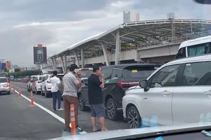 Tai nạn liên hoàn giữa 6 ô tô trên cầu Sài Gòn