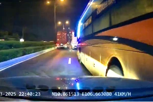 Xe khách vượt ẩu bỏ chạy sau va chạm với ô tô trên quốc lộ