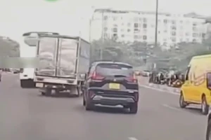 CSGT truy tìm xe tải lạng lách, đánh võng trên đường Phạm Văn Đồng