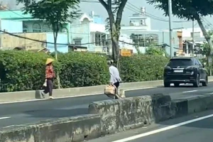 CSGT xử phạt nhiều trường hợp đi bộ qua đường không đúng nơi quy định