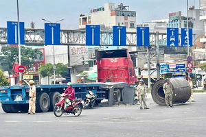 Xe đầu kéo làm rơi cuộn thép hàng chục tấn xuống đường, nhiều người khiếp vía