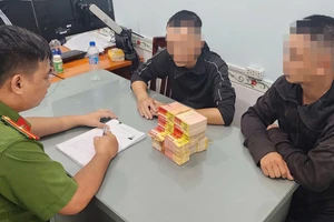 2 thanh niên đi rải tờ rơi quảng cáo cho vay thì gặp công an 