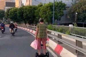 CSGT xử phạt 1 phụ nữ đi xe điện cân bằng trên cầu Khánh Hội