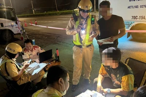 CSGT TP.HCM ghi hình, bắn tốc độ lúc nửa đêm, xử lý nhiều người vi phạm