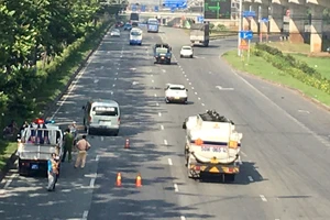 Cụ ông 72 tuổi bán vé số bị tai nạn tử vong khi băng qua Xa lộ Hà Nội