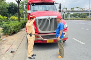 CSGT TP.HCM xử phạt hơn 2.000 trường hợp vượt đèn đỏ, đi xe trên vỉa hè