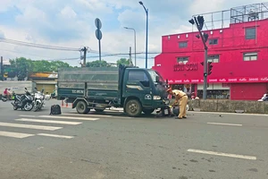 Xe tải cuốn xe máy vào gầm sau va chạm ở huyện Hóc Môn, giao thông ùn ứ 
