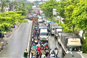 Giao thông tắc nghẽn nhiều giờ trên đường Đỗ Mười đoạn qua TP Thủ Đức