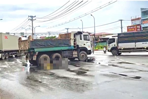 TP.HCM: Va chạm với xe ben khi chờ đèn đỏ, một phụ nữ tử vong