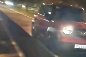 Xác minh ô tô chạy ngược chiều trên đường song hành Xa Lộ Hà Nội