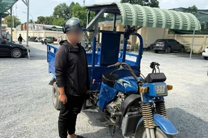 Tài xế xe ba gác chạy ngược chiều, chặn đầu ô tô bị phạt 33,5 triệu đồng