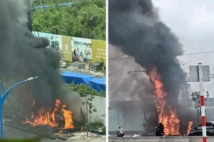 TP Thủ Đức: Cháy nổ trụ điện, người đi đường hoảng loạn né tránh