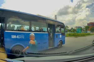 CSGT xử phạt tài xế xe buýt tạt đầu ô tô trên đường Võ Nguyên Giáp