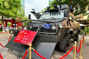 Người dân TP.HCM thích thú với dàn xe đặc chủng của Bộ Công an