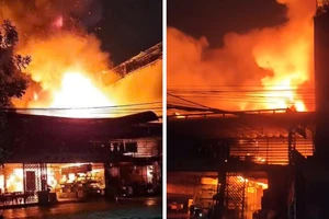 Nhà hàng hải sản ở TP Dĩ An bốc cháy dữ dội trong đêm