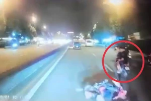 Cho rằng bị tạt đầu xe, 2 thiếu niên đạp ngã xe người đi đường 