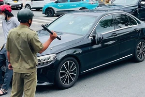 Clip ghi cảnh người chạy xe SH chặn, đập ô tô Mercedes ở Thủ Đức